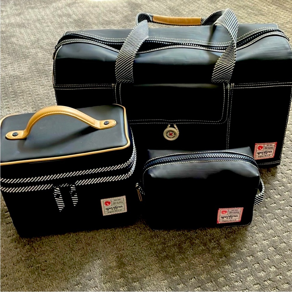 Armada durable 2 pc set
Train case & toiletry bag 
Does NOT include duffel